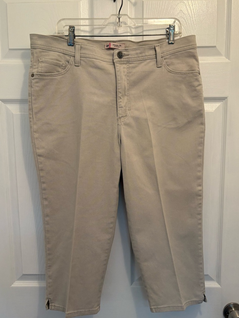 Lee Women's Classic Fit Capri Pants in Light Khaki Size 18M